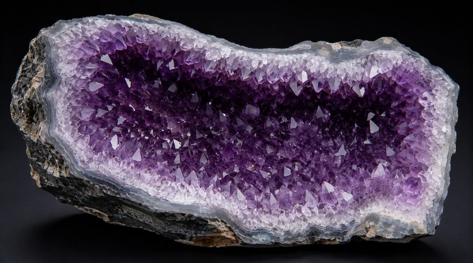 Tiefviolette Amethyst-Kristallgruppe — Geburtsstein Februar