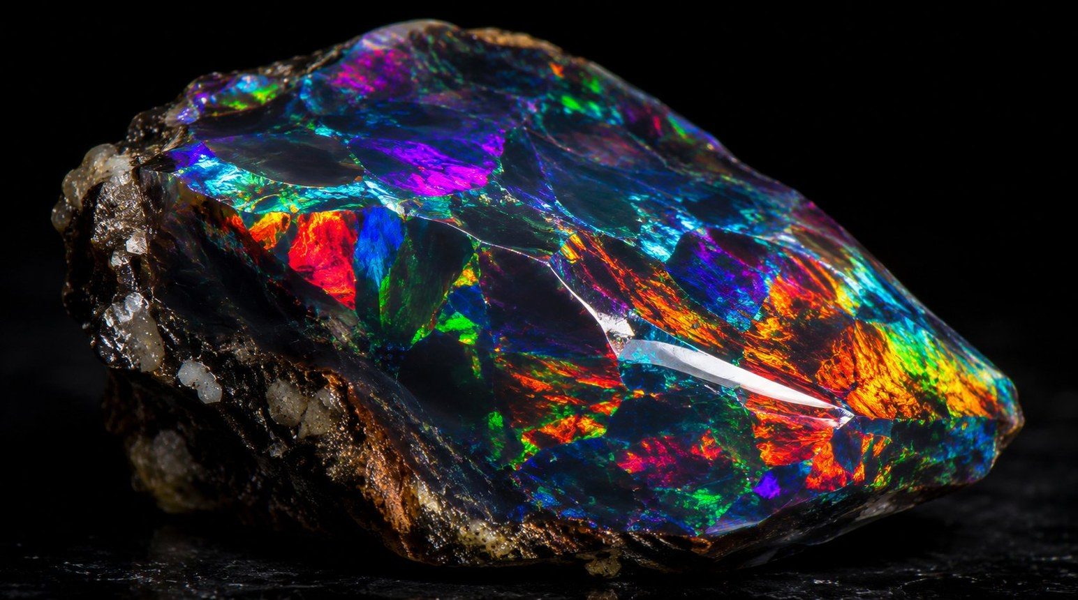 Hochwertiger Black Opal mit Wertbestimmungs-Kriterien